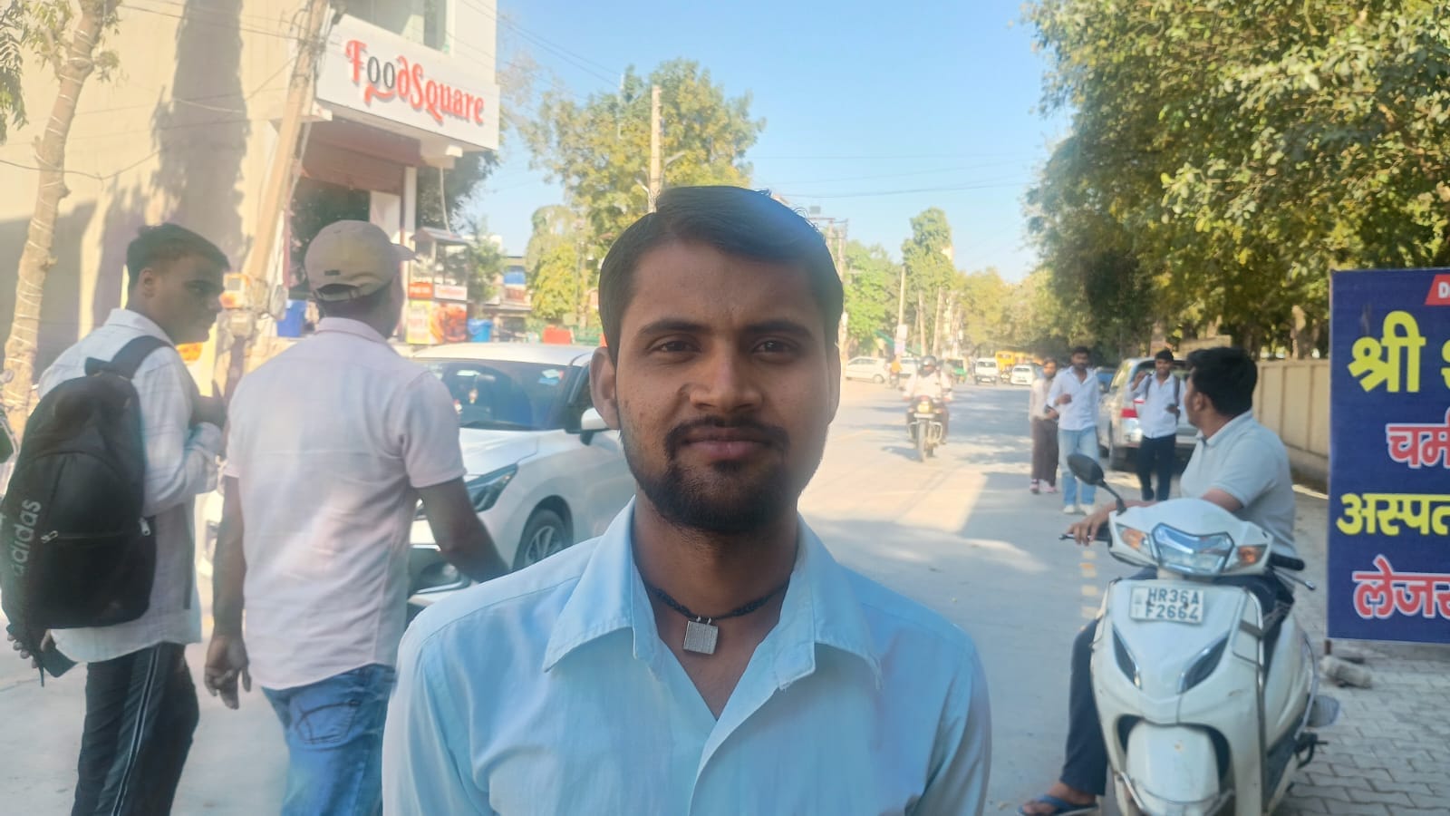 फोटो : हिंदू विद्यालय परीक्षा केंद्र के बाहर परीक्षा समाप्त होने के बाद बाहर निकलते विद्यार्थी।