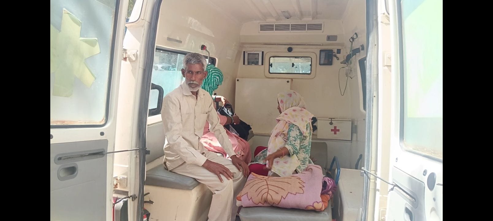 फोटो संख्या:52- नागरिक अस्पताल महेंद्रगढ़ में फर्श पर बैठकर एंबुलेंस का इंतजार करती गर्भवती  मह