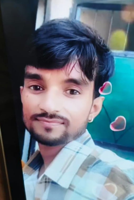 गुंजन की हत्या के आरोपियों को कोर्ट में लेकर जाती पुलिस। संवाद