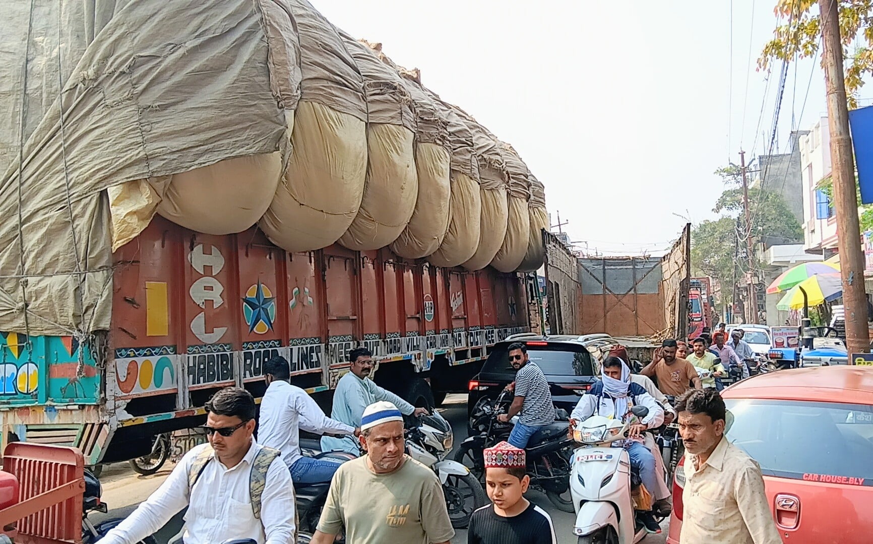 गन्ने के ट्रक का टायर फटने से मिल रोड पर लगा जाम। (मवाना) गन्ने के ट्रक का टायर फटने से मिल रोड पर लगा जाम। (मवाना)