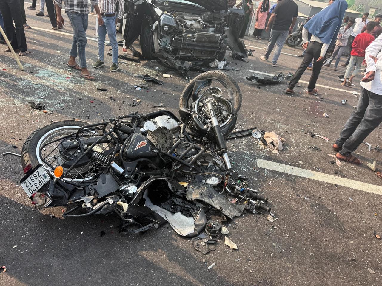 हादसे के बाद सड़क जाम करते परिजन, परिजनों को समझाते पुलिस अधिकारी, घटनास्थल पर मौजूद क्षतिग्रस