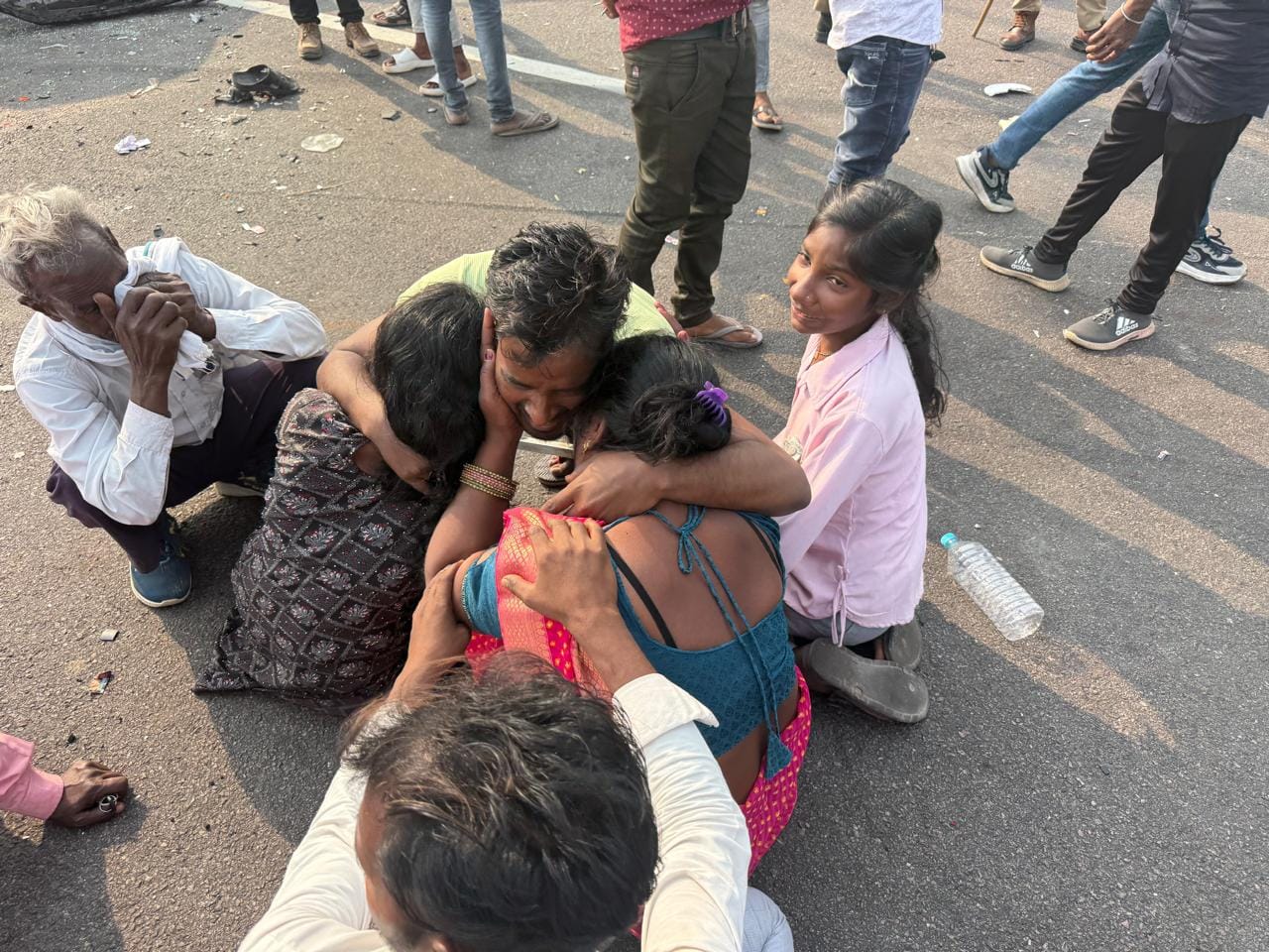 हादसे के बाद सड़क जाम करते परिजन, परिजनों को समझाते पुलिस अधिकारी, घटनास्थल पर मौजूद क्षतिग्रस