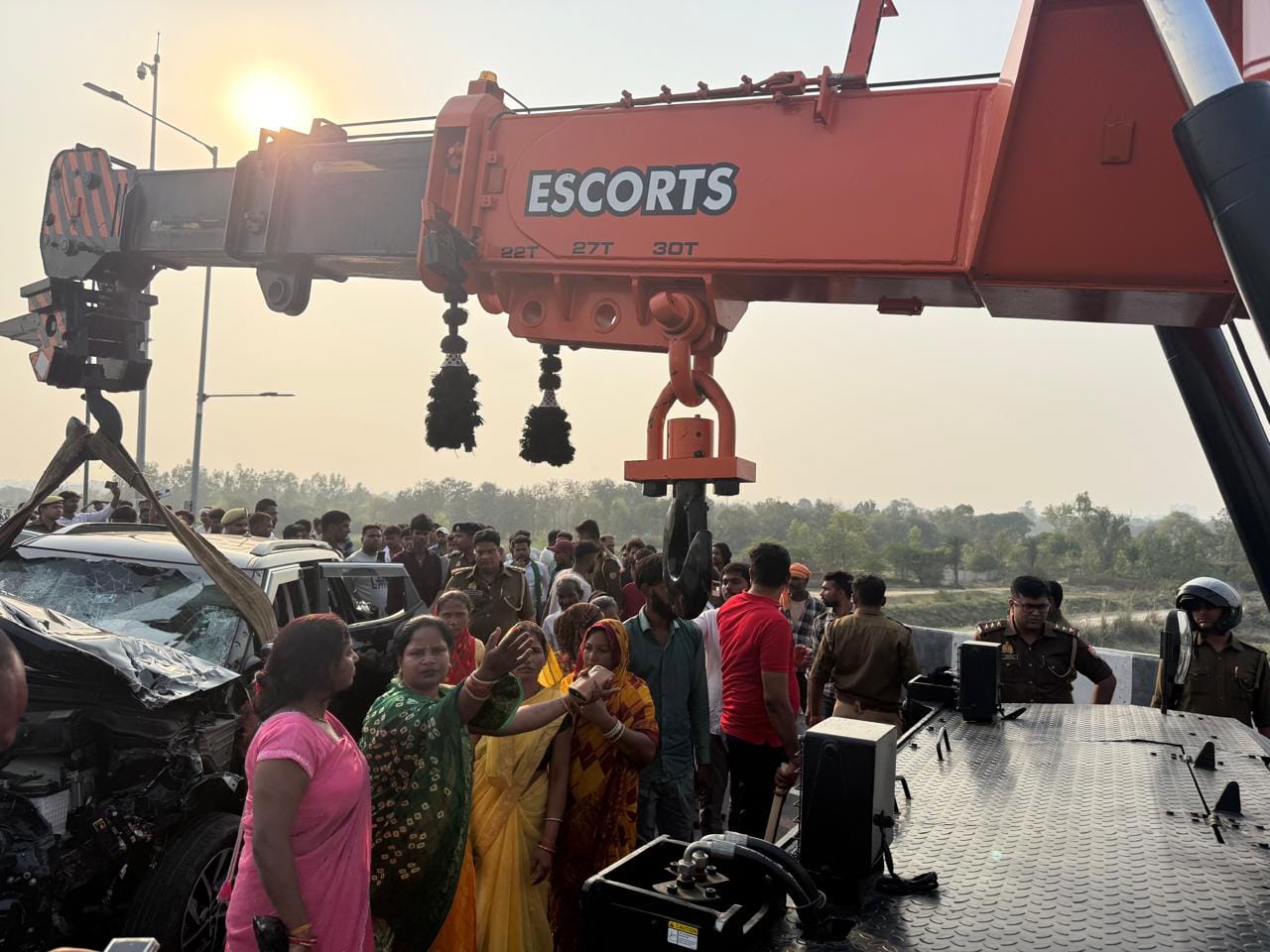 हादसे के बाद सड़क जाम करते परिजन, परिजनों को समझाते पुलिस अधिकारी, घटनास्थल पर मौजूद क्षतिग्रस