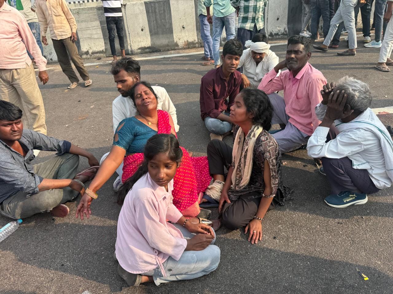 हादसे के बाद सड़क जाम करते परिजन, परिजनों को समझाते पुलिस अधिकारी, घटनास्थल पर मौजूद क्षतिग्रस