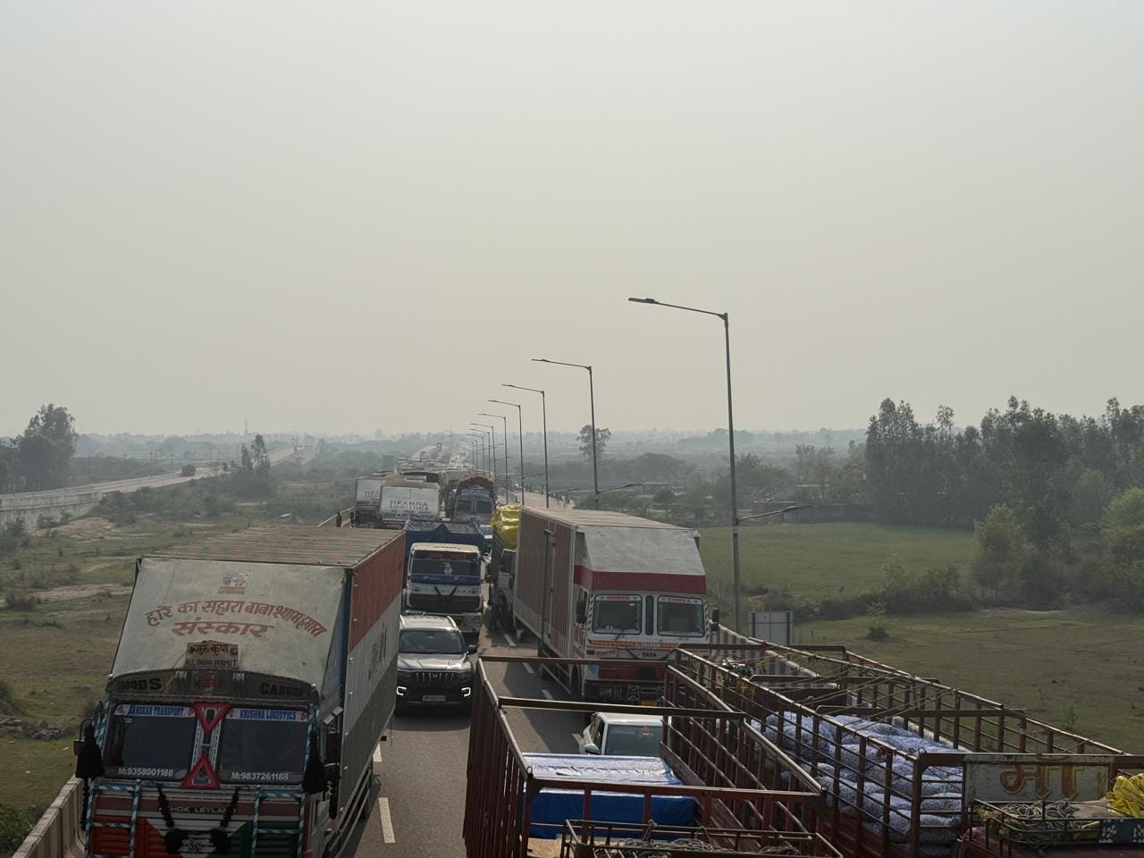 हादसे के बाद सड़क जाम करते परिजन, परिजनों को समझाते पुलिस अधिकारी, घटनास्थल पर मौजूद क्षतिग्रस