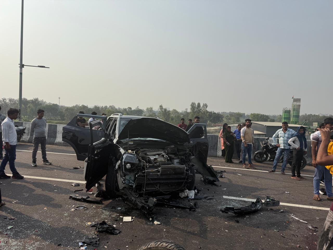 हादसे के बाद सड़क जाम करते परिजन, परिजनों को समझाते पुलिस अधिकारी, घटनास्थल पर मौजूद क्षतिग्रस