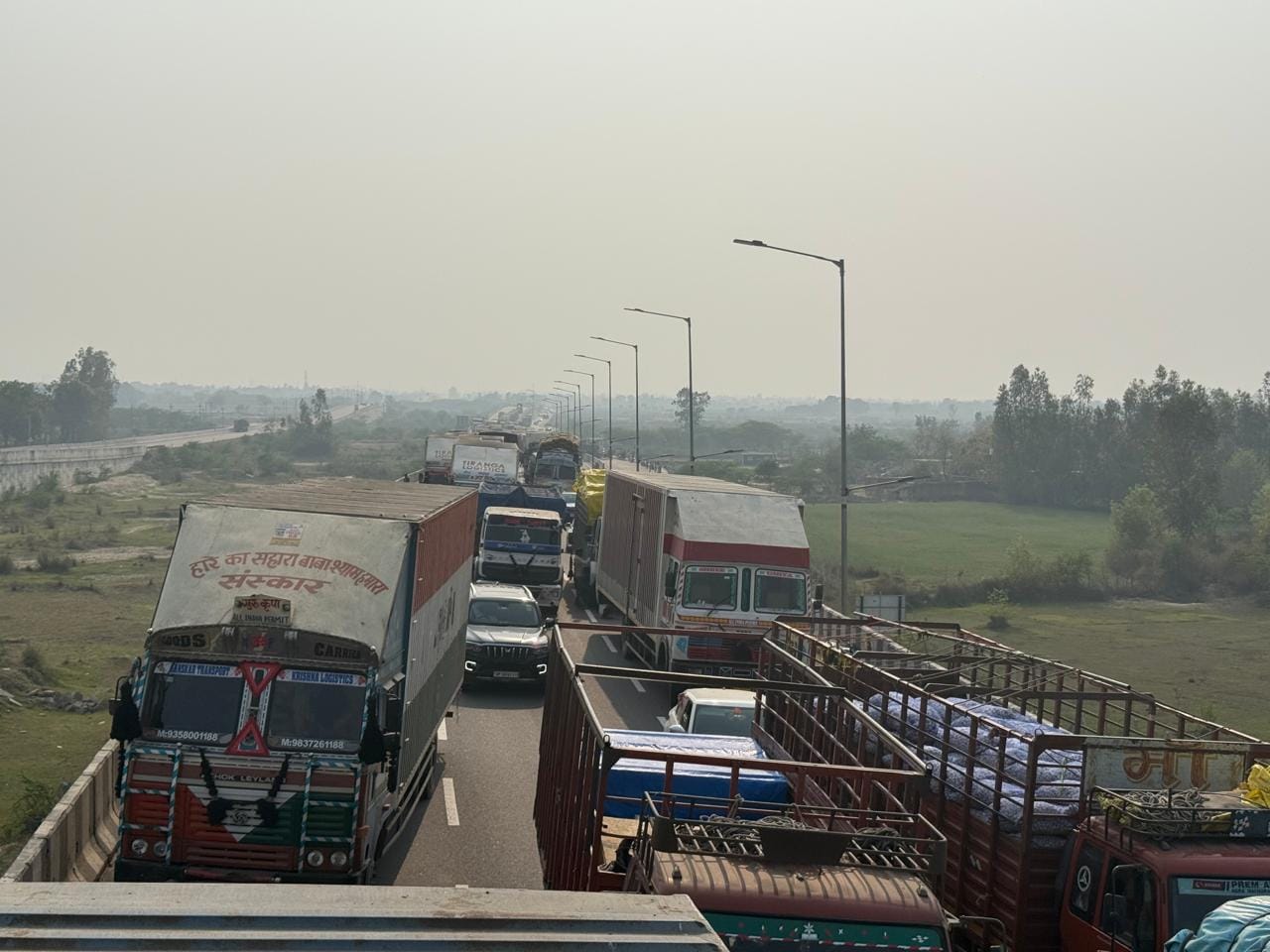 हादसे के बाद सड़क जाम करते परिजन, परिजनों को समझाते पुलिस अधिकारी, घटनास्थल पर मौजूद क्षतिग्रस