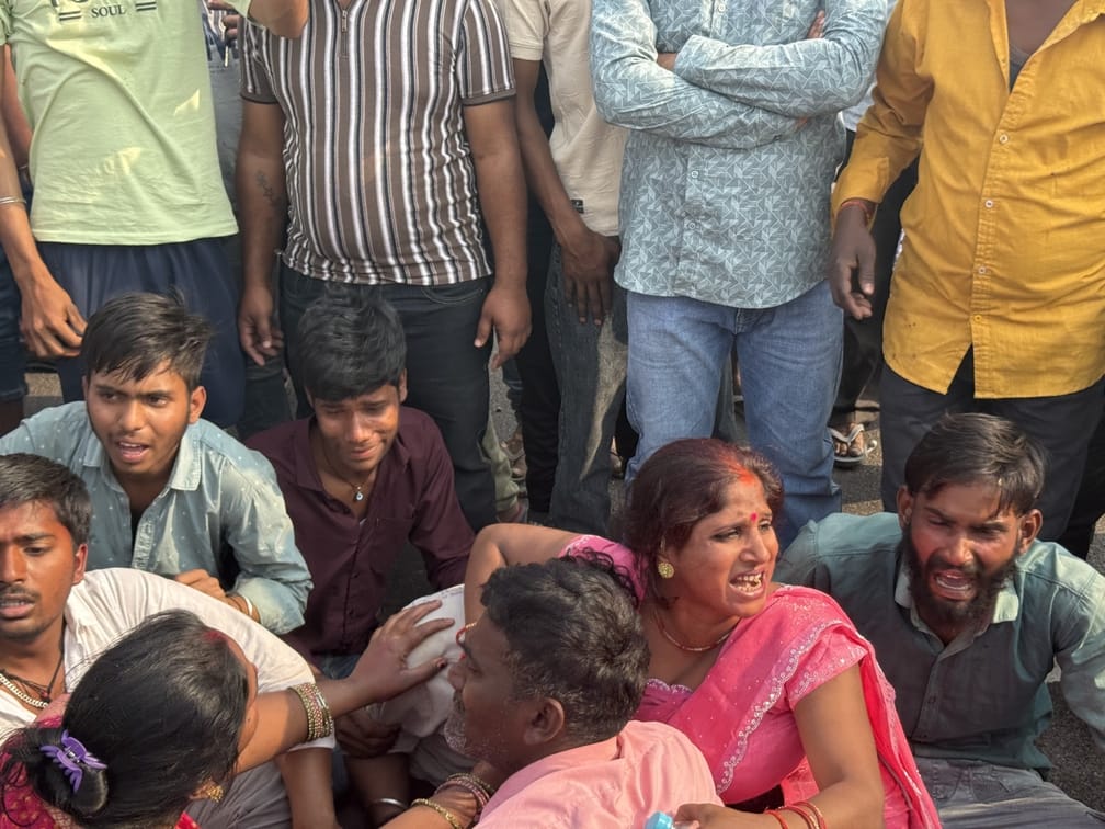 हादसे के बाद सड़क जाम करते परिजन, परिजनों को समझाते पुलिस अधिकारी, घटनास्थल पर मौजूद क्षतिग्रस