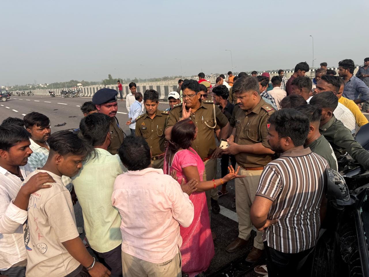 हादसे के बाद सड़क जाम करते परिजन, परिजनों को समझाते पुलिस अधिकारी, घटनास्थल पर मौजूद क्षतिग्रस