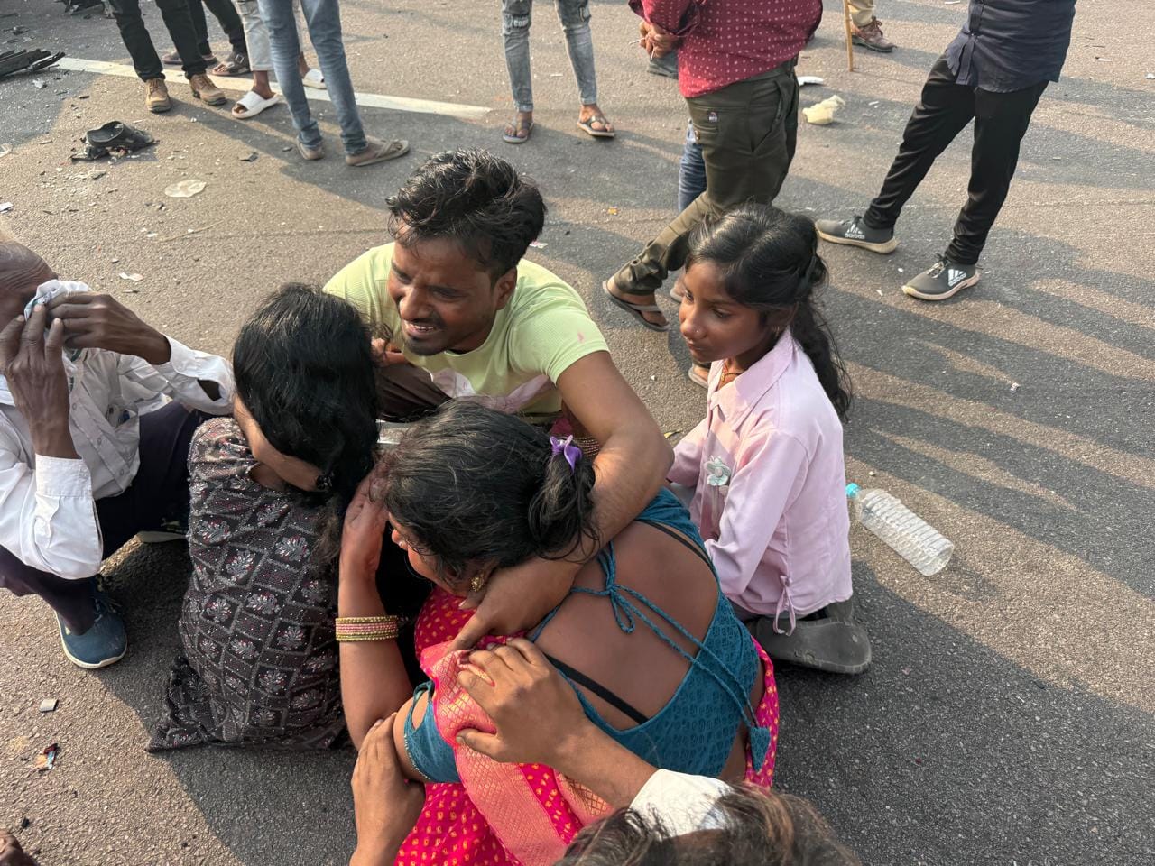 हादसे के बाद सड़क जाम करते परिजन, परिजनों को समझाते पुलिस अधिकारी, घटनास्थल पर मौजूद क्षतिग्रस