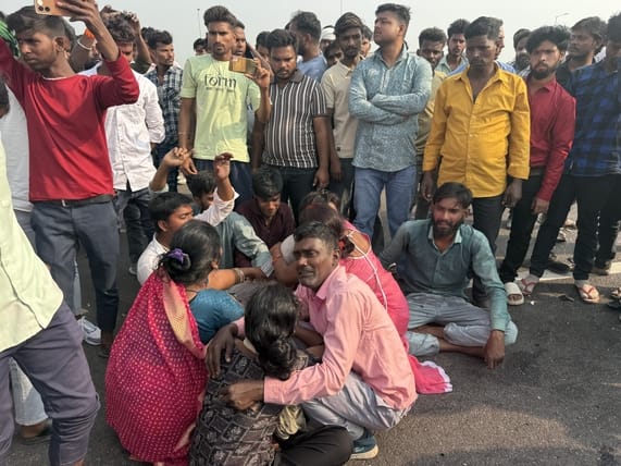 हादसे के बाद सड़क जाम करते परिजन, परिजनों को समझाते पुलिस अधिकारी, घटनास्थल पर मौजूद क्षतिग्रस