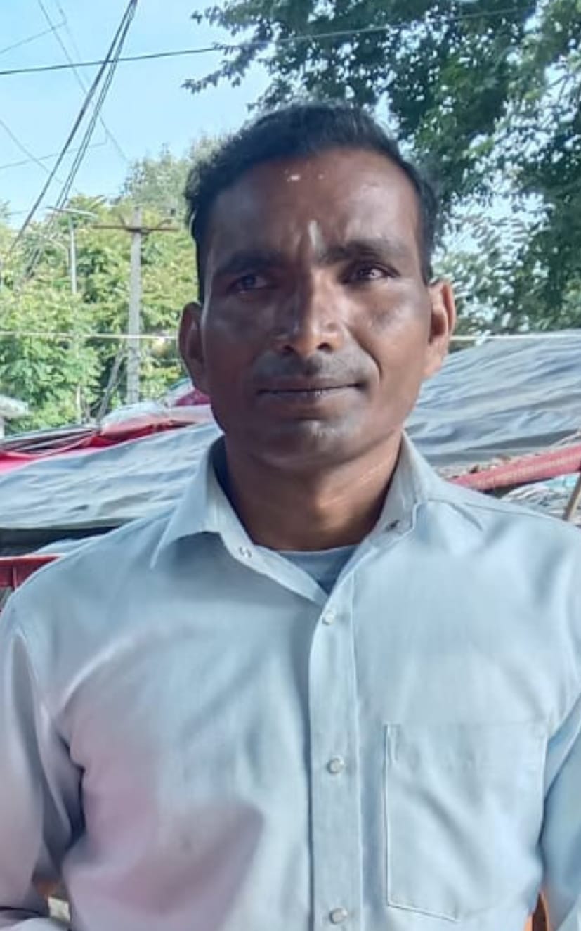 हादसे के बाद सड़क जाम करते परिजन, परिजनों को समझाते पुलिस अधिकारी, घटनास्थल पर मौजूद क्षतिग्रस