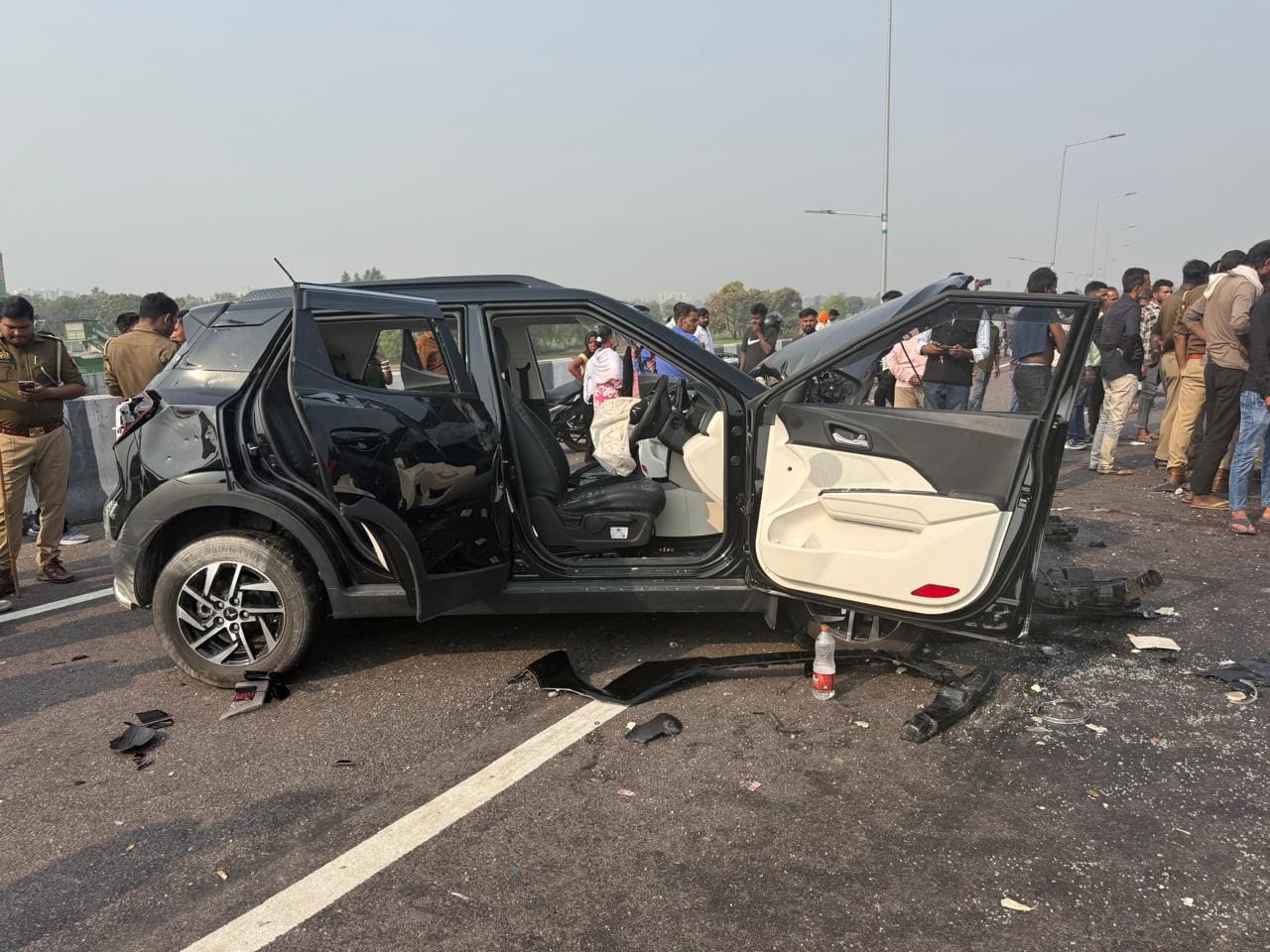 हादसे के बाद सड़क जाम करते परिजन, परिजनों को समझाते पुलिस अधिकारी, घटनास्थल पर मौजूद क्षतिग्रस