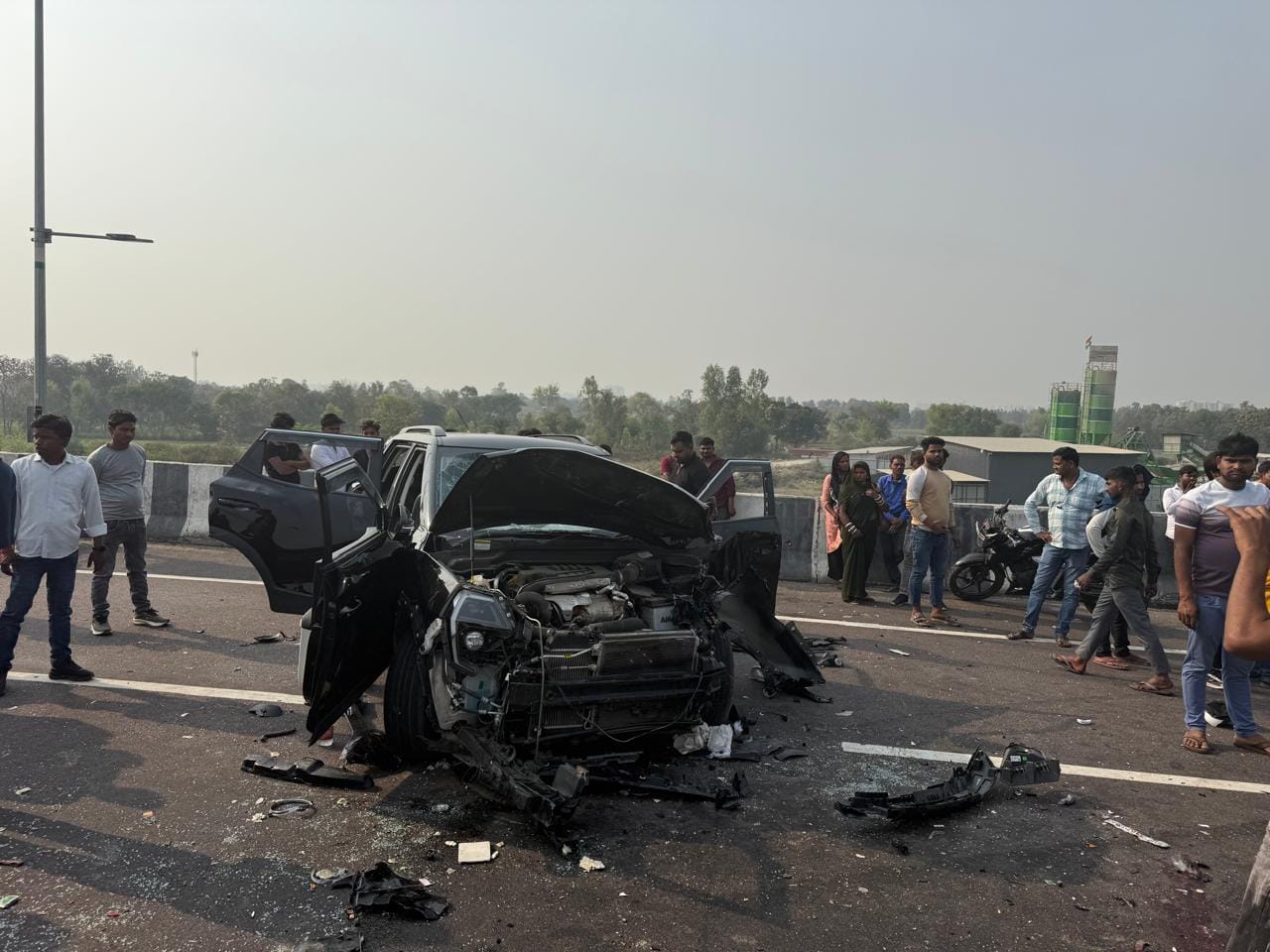 हादसे के बाद सड़क जाम करते परिजन, परिजनों को समझाते पुलिस अधिकारी, घटनास्थल पर मौजूद क्षतिग्रस