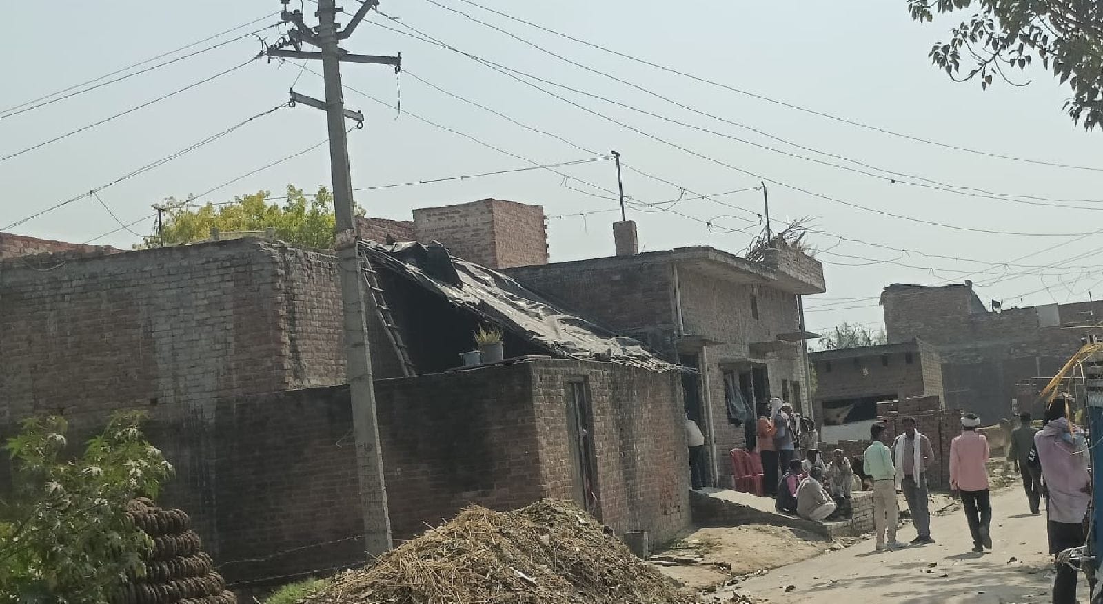 इस तरह से घरों के ऊपर से निकल रहे बजली के तार।संवाद