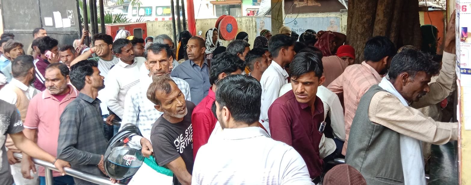 जिला अस्पताल के आर्थों वार्ड में भर्ती मरीज। संवाद