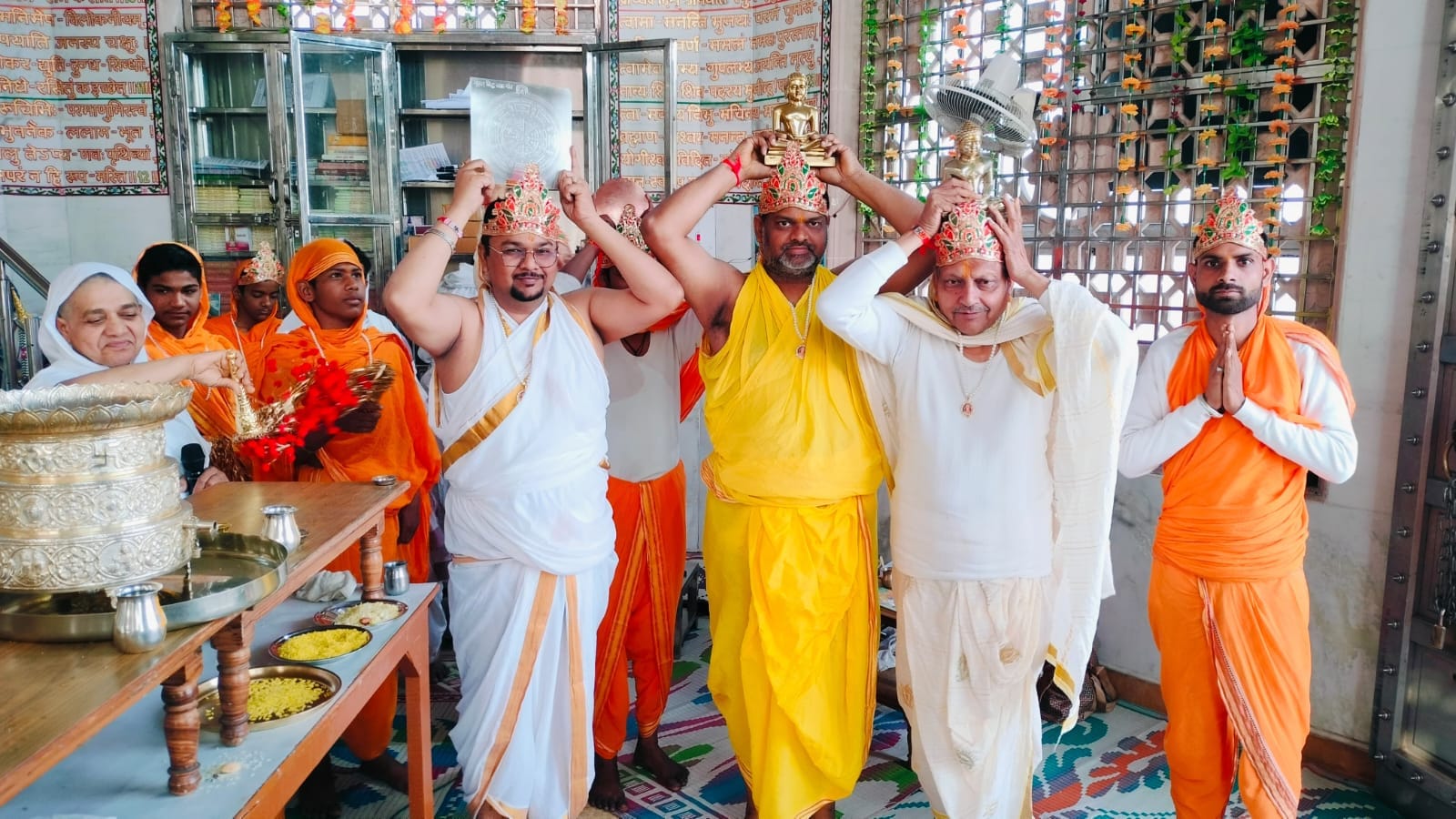 कैलाश पर्वत मंदिर पर पूजा अर्चना करते श्रद्धालु स्रोत संवाद कैलाश पर्वत मंदिर पर पूजा अर्चना करते श्रद्धालु स्रोत संवाद