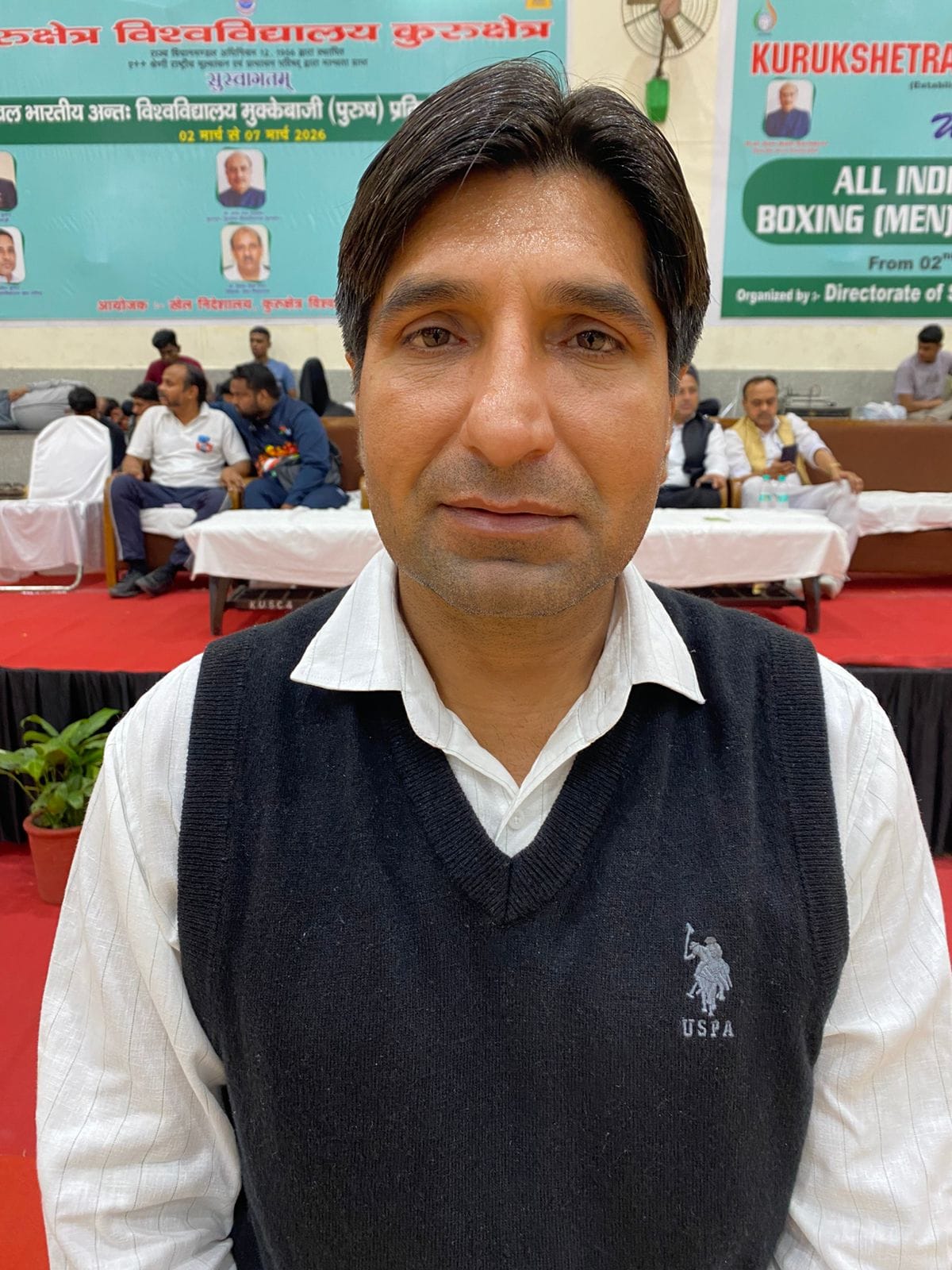 कुरुक्षेत्र विश्वविद्यालय में बॉक्सिंग चैंपियनशिप में एक दूसरे को पंच मारते मुक्केबाज। संवाद कुरुक्षेत्र विश्वविद्यालय में बॉक्सिंग चैंपियनशिप में एक दूसरे को पंच मारते मुक्केबाज। संवाद