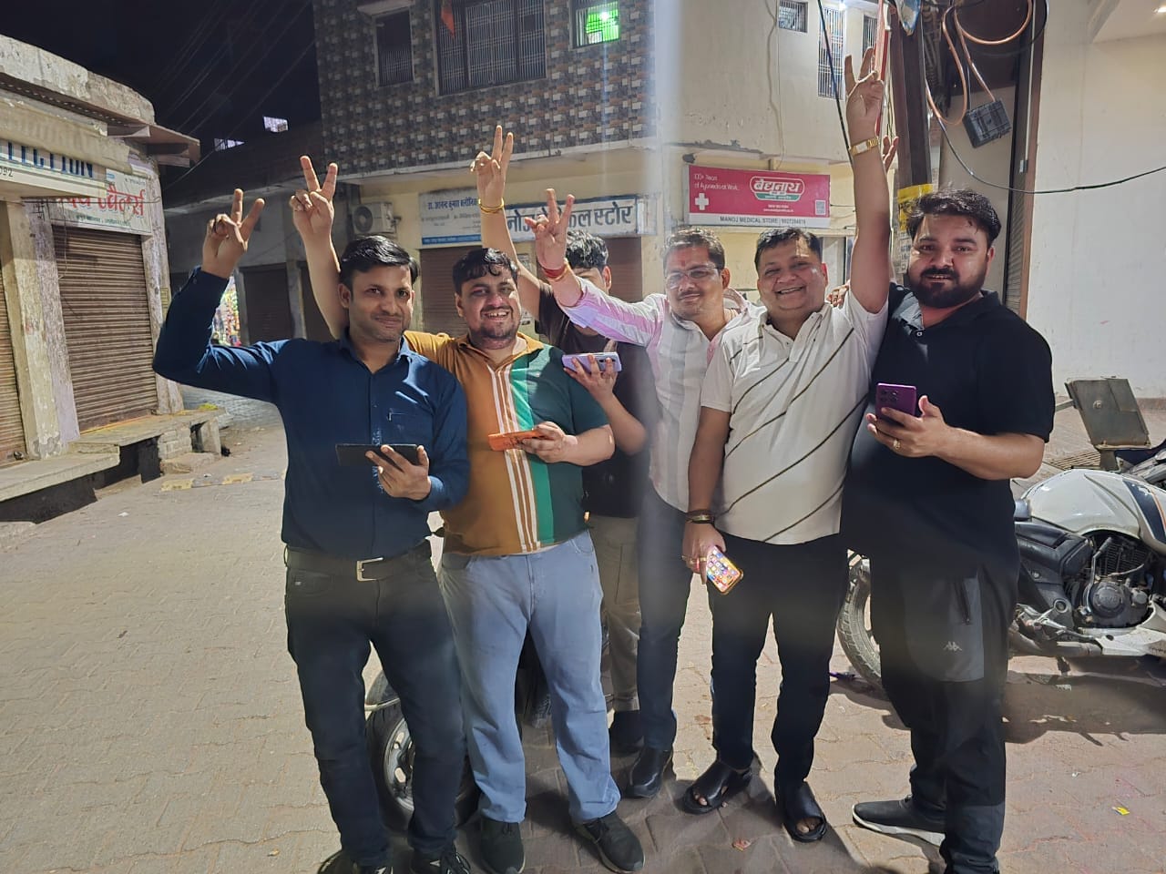 कस्बा सकीट में भारत के फाइनल में पहुंचने पर खुशी जताते लोग। संवाद