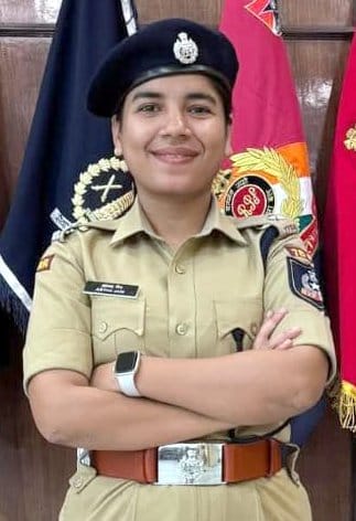 कांधला में मिठाई खिला कर खुशी मनाते आस्था जैन के परिजन । संवाद