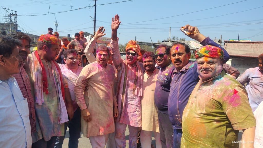 खतौली में होली पर्व पर एक दूसरे को गुलाल लगाकर नृत्य करते लोग। संवाद
