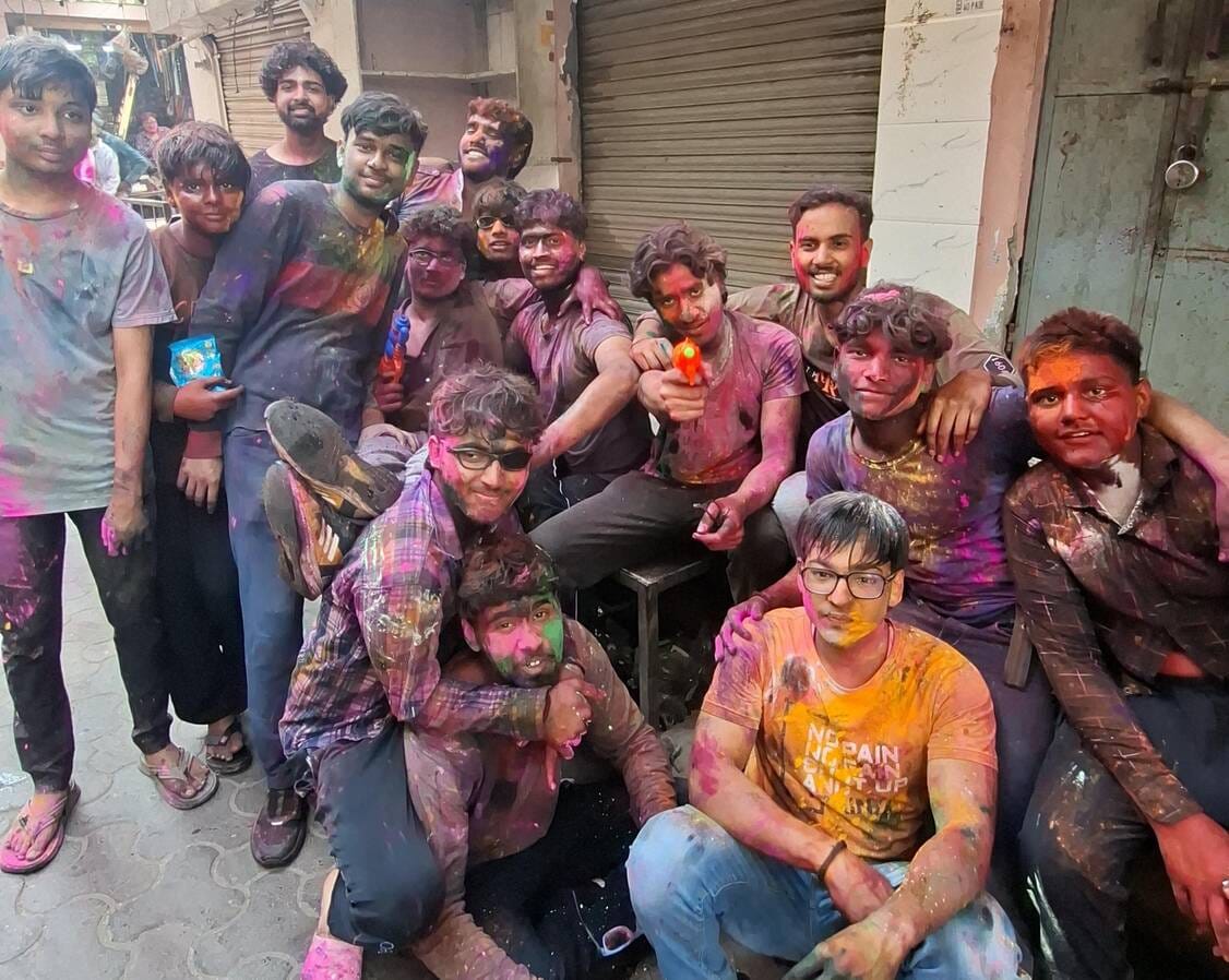 खतौली में होली पर्व पर एक दूसरे को गुलाल लगाकर नृत्य करते लोग। संवाद