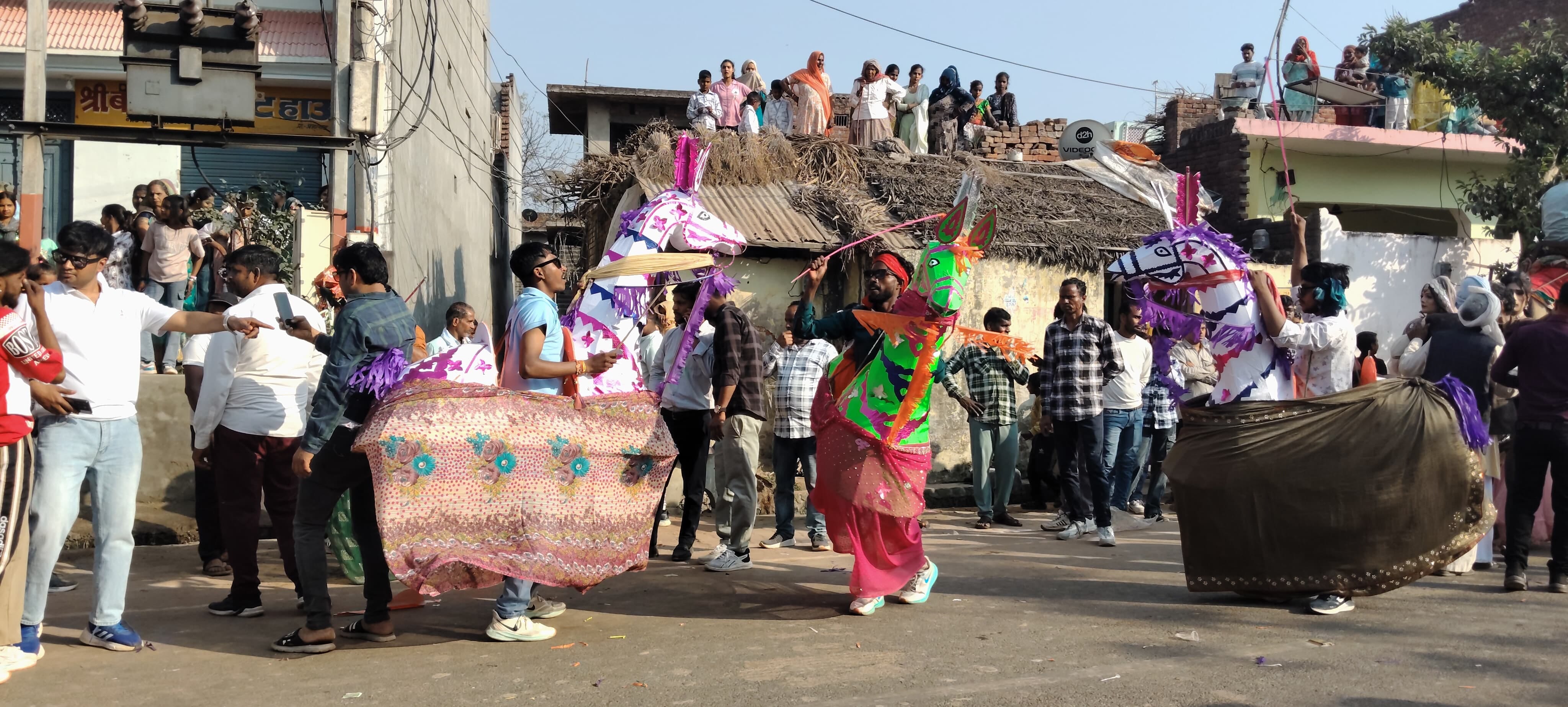 खतौली में होली पर्व पर एक दूसरे को गुलाल लगाकर नृत्य करते लोग। संवाद