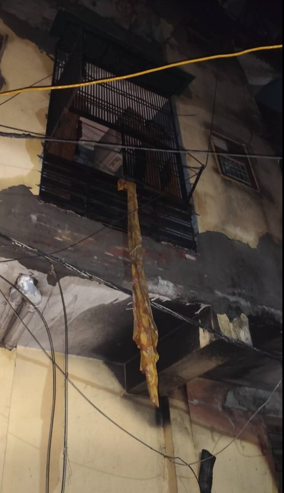 खोड़ा स्थित इमारत में लगी आग के बाद जला सामान। संवाद