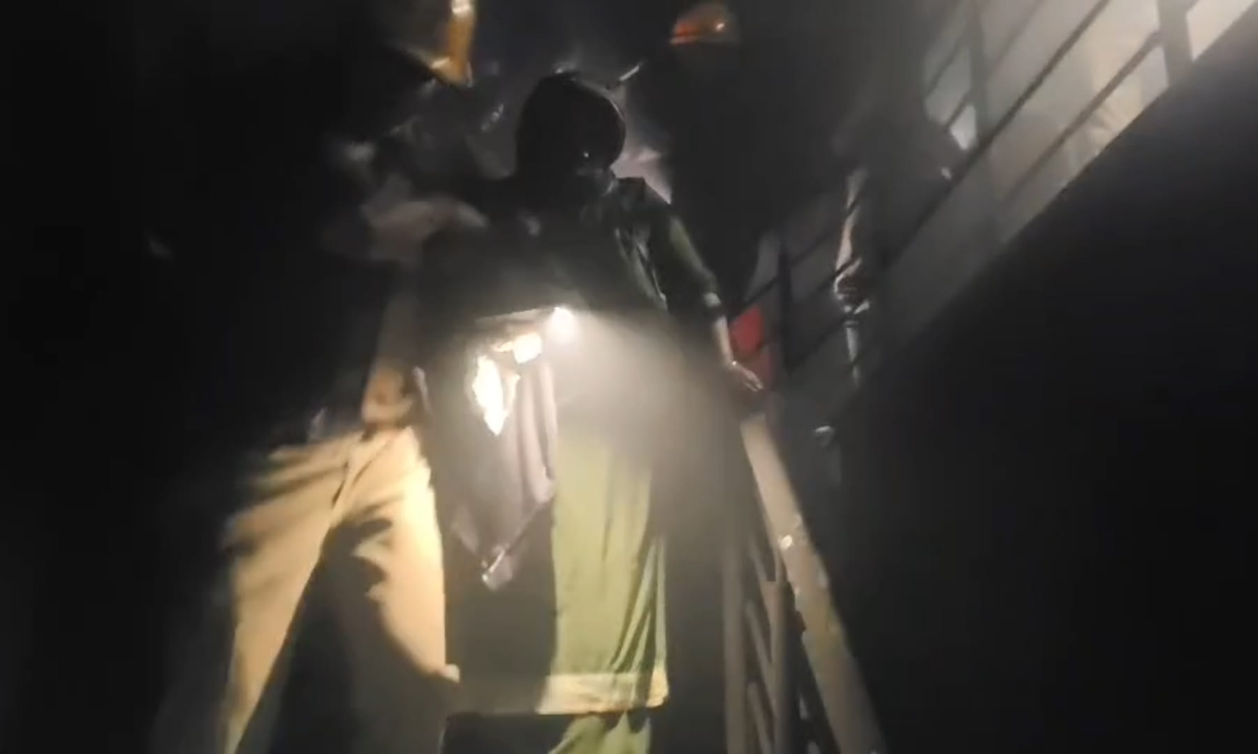 खोड़ा स्थित इमारत में लगी आग के बाद जला सामान। संवाद