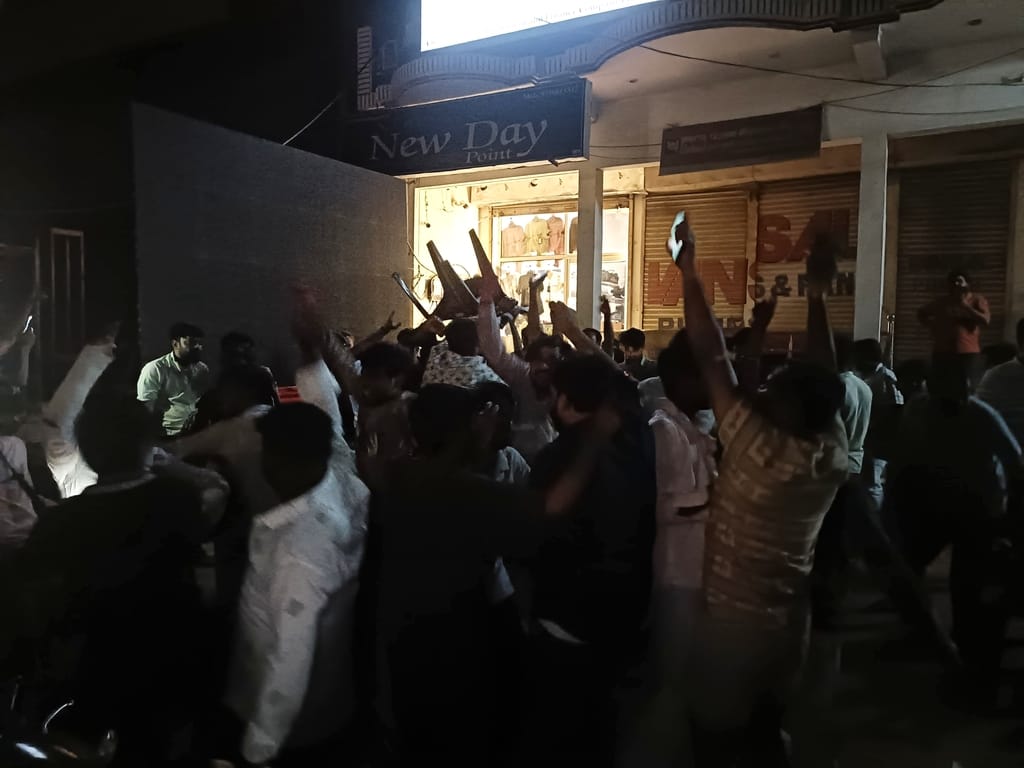 मैच जीतने के बाद खुशी मनाते प्रशंसक