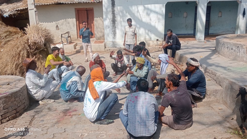 मंझनपुर बाजार में होली खेलते होलियारे। संवाद मंझनपुर बाजार में होली खेलते होलियारे। संवाद