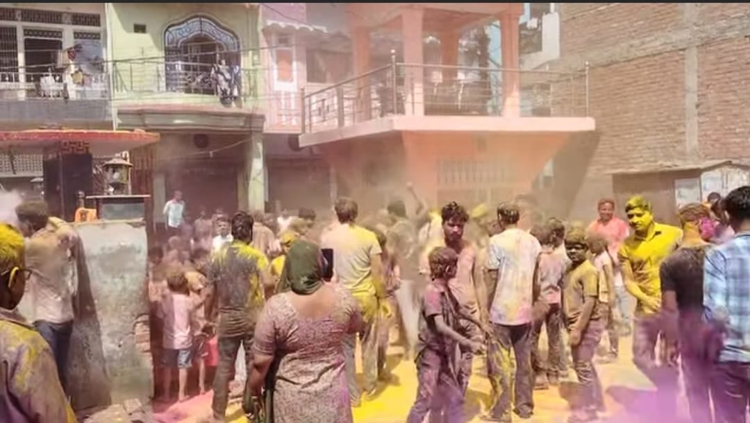 मंझनपुर बाजार में होली खेलते होलियारे। संवाद मंझनपुर बाजार में होली खेलते होलियारे। संवाद