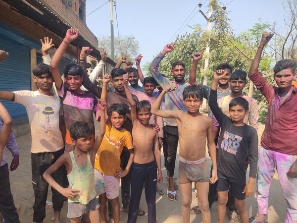 मंझनपुर बाजार में होली खेलते होलियारे। संवाद मंझनपुर बाजार में होली खेलते होलियारे। संवाद