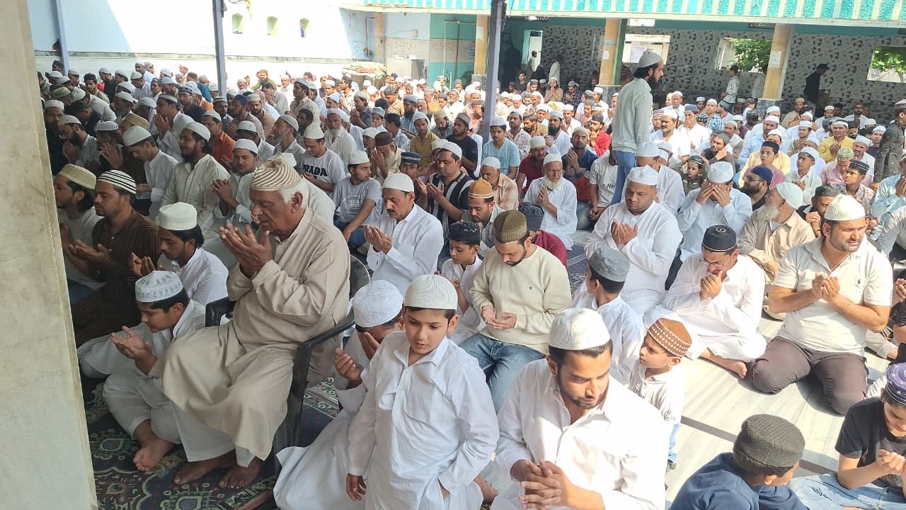 मिल रोड स्थित मस्जिद में जूमे की नमाज अदा करते हुए। (मवाना)