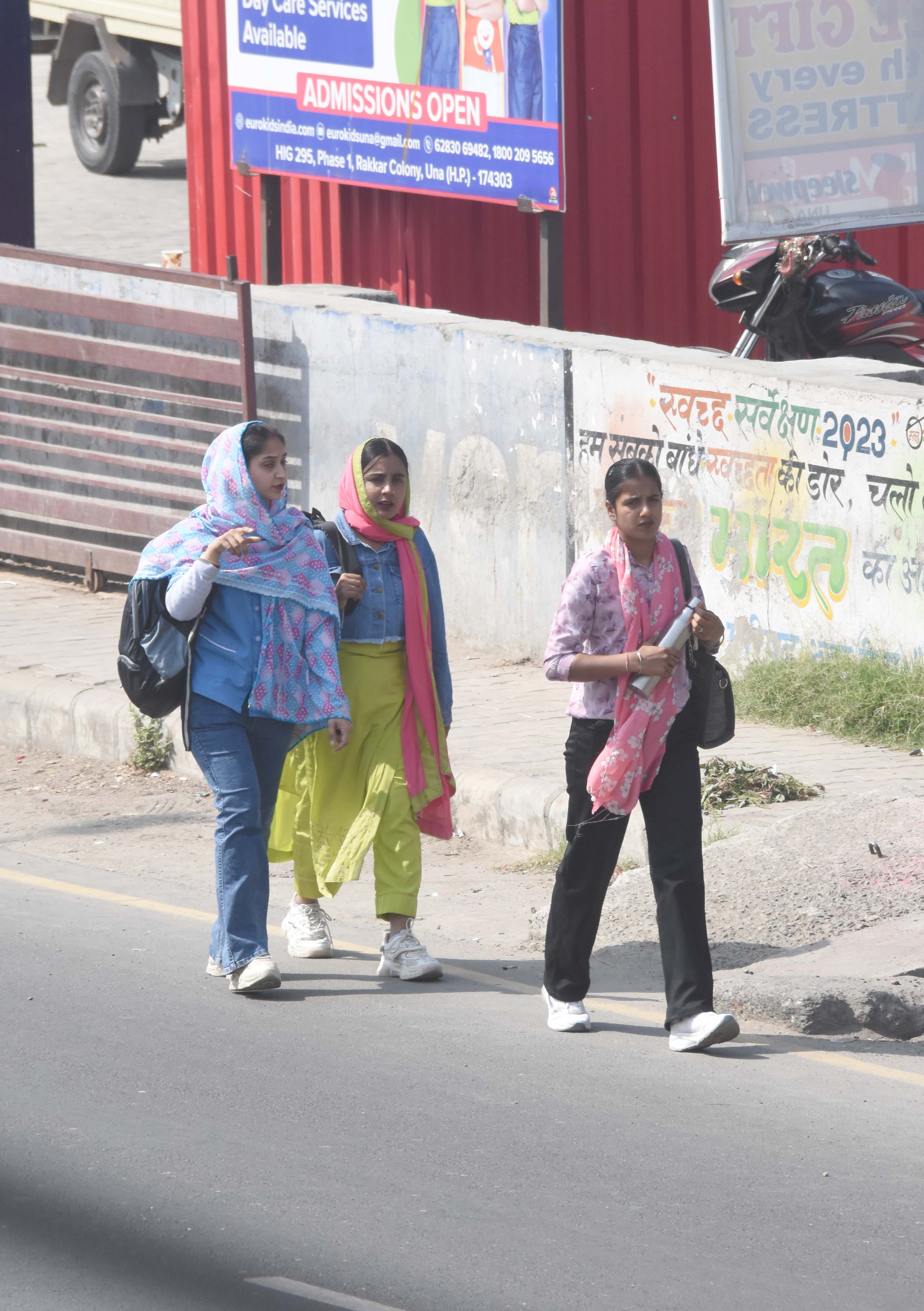 मार्च में सताने लगी गर्मी....ऊना में दोपहर के समय धूप व गर्मी के बीच गंतव्य की बौर जाती युवती ।