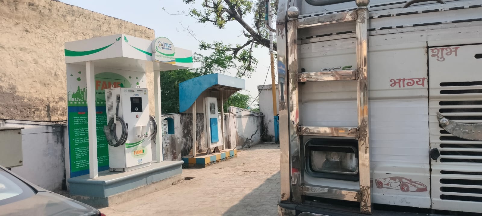 मारहरा मिरहची रोड अस्पताल के सामने नायरा पेट्रोल पंप पर ख़राब पड़ी हवा डालने वाली मशीन। संवाद मारहरा मिरहची रोड अस्पताल के सामने नायरा पेट्रोल पंप पर ख़राब पड़ी हवा डालने वाली मशीन। संवाद