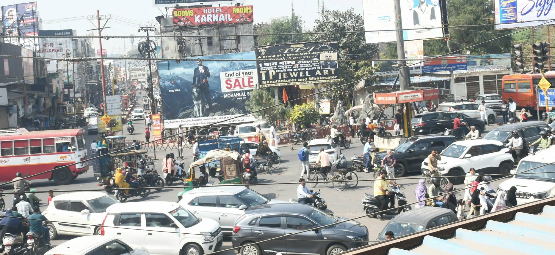 मेरठ..कंवलजीत..आज बृहस्पतिवार पुलिस की होली के दिन होली खेलते हुए अन्य अधिकारीयों के साथ पैदल घ मेरठ..कंवलजीत..आज बृहस्पतिवार पुलिस की होली के दिन होली खेलते हुए अन्य अधिकारीयों के साथ पैदल घ