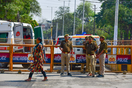 नेहरू नगर स्थित सरस्वती विद्या मंदिर से निकलते मुख्यमंत्री योगी आदित्यनाथ। संवाद