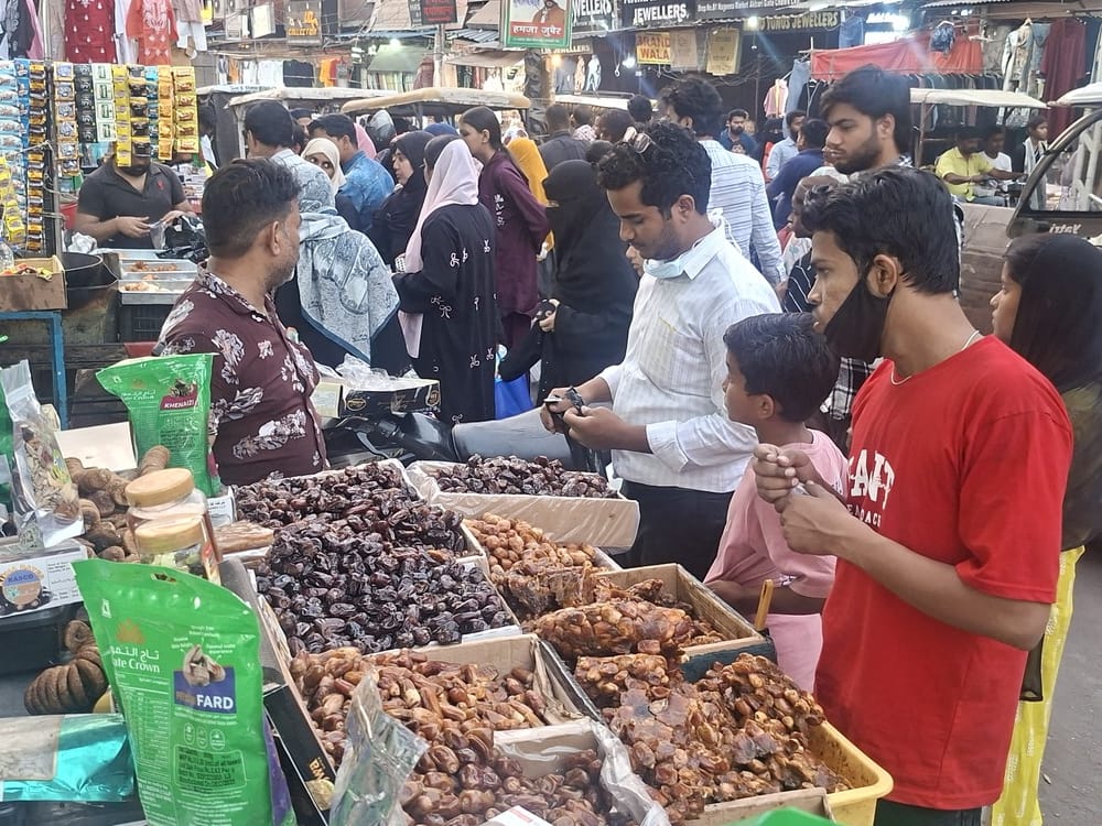 नक्खास में खजूर खरीदते लोग।