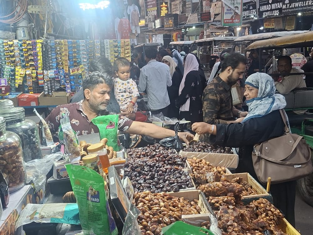 नक्खास में खजूर खरीदते लोग।
