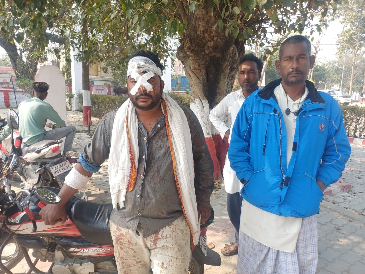 नवाबगंज थाने में घायल पशु व्यापारी मो. जावेद व अन्य और हमले में क्षतिग्रस्त वाहन। - संवाद