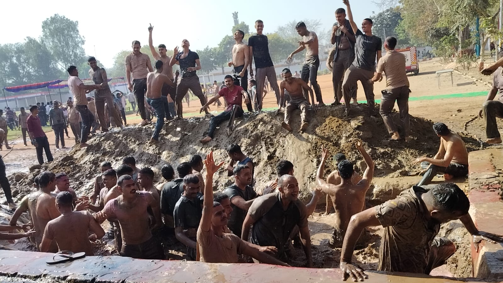 पुलिस लाइन होली पुलिस लाइन होली