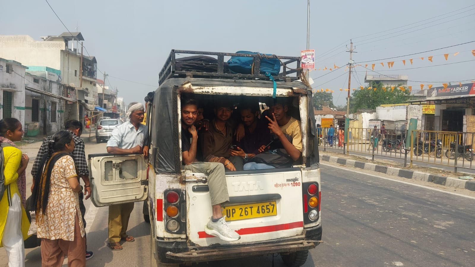 प्राइवेट बस में सवार होती सवारियां। संवाद