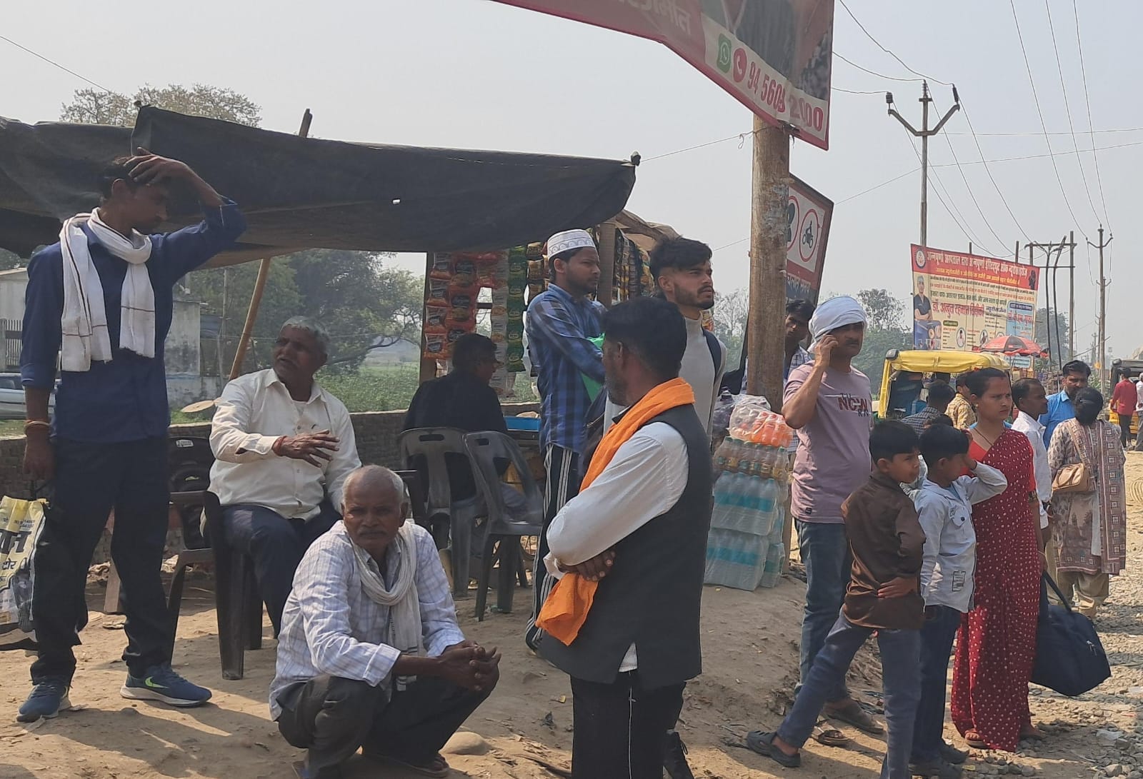 प्राइवेट बस में सवार होती सवारियां। संवाद