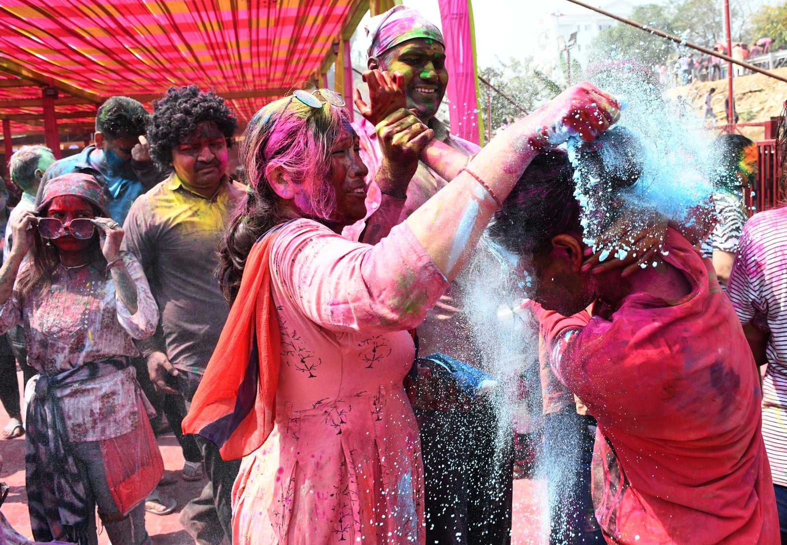 परंपराओं में घुलकर और चटख हुआ सौहार्द का रंग
