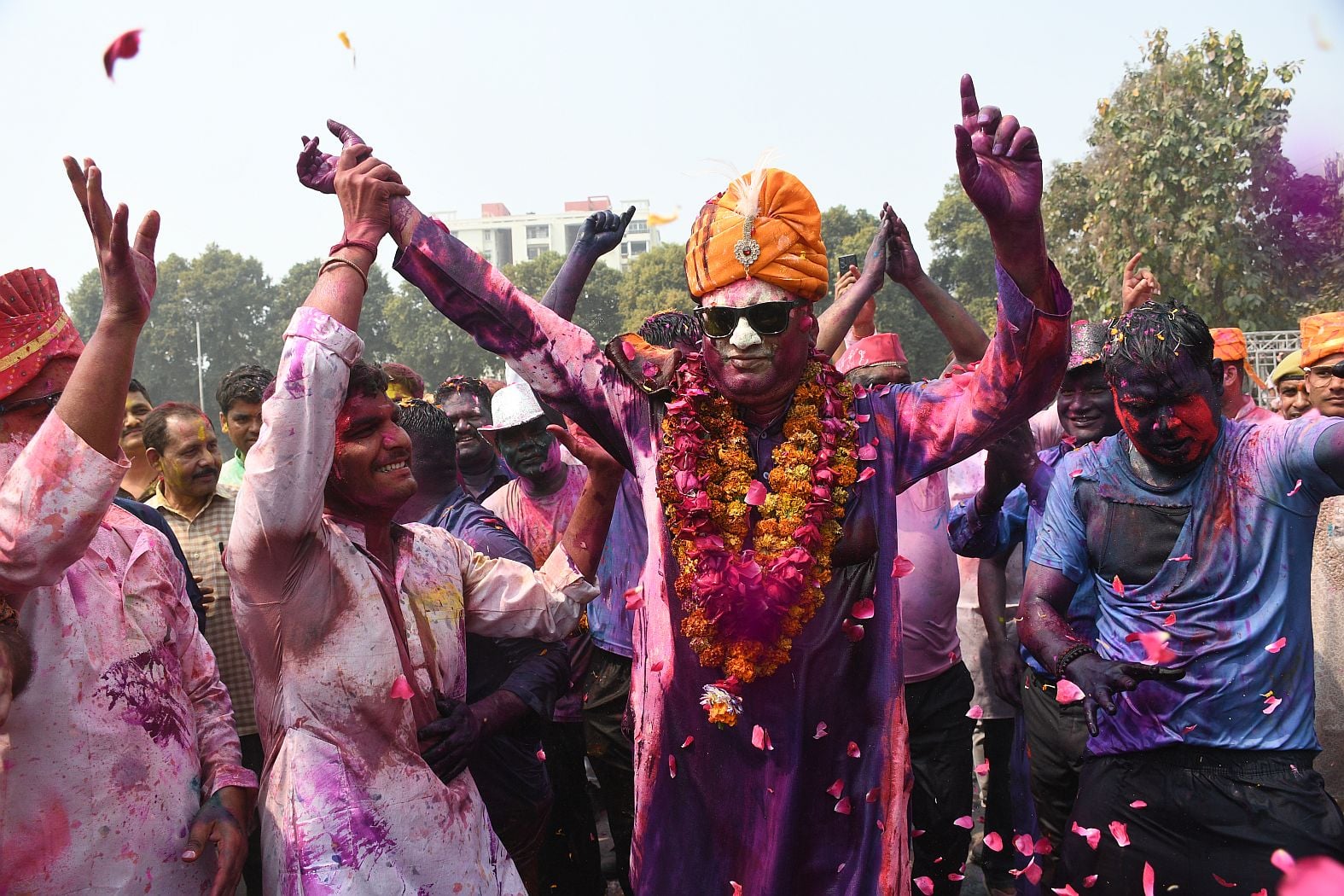 परंपराओं में घुलकर और चटख हुआ सौहार्द का रंग
