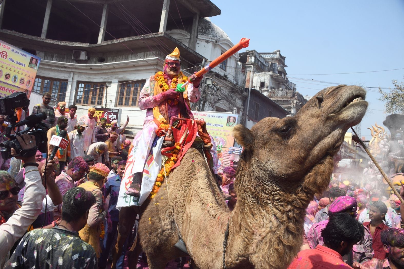 परंपराओं में घुलकर और चटख हुआ सौहार्द का रंग