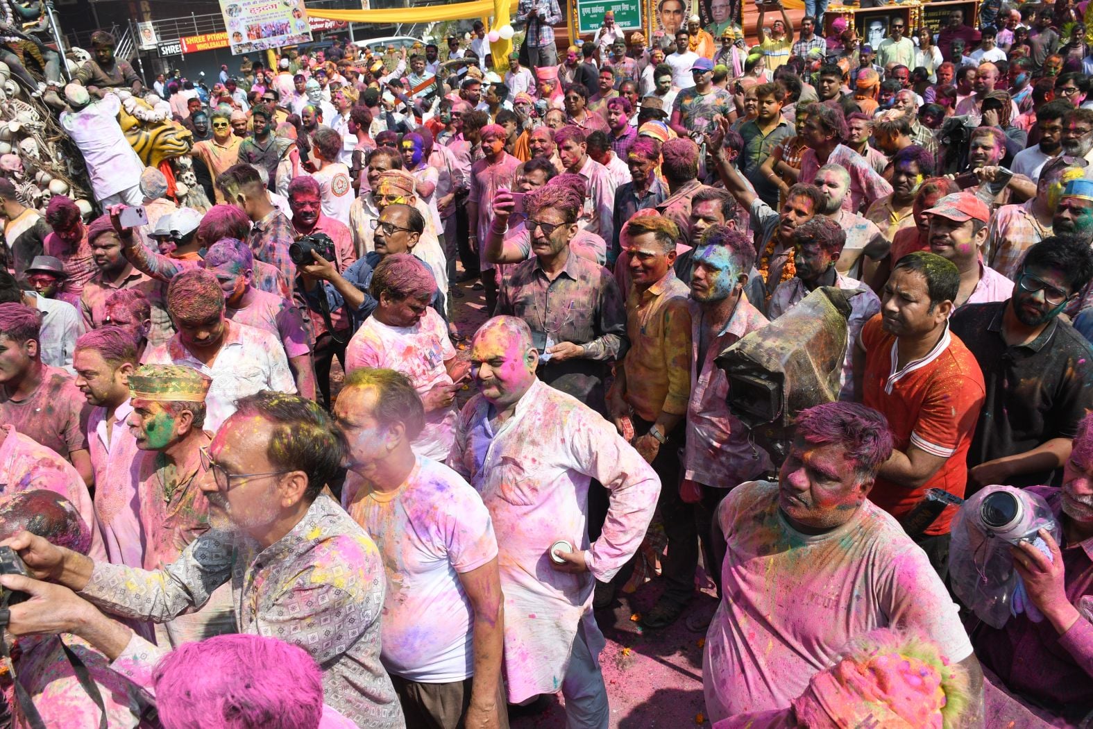 परंपराओं में घुलकर और चटख हुआ सौहार्द का रंग