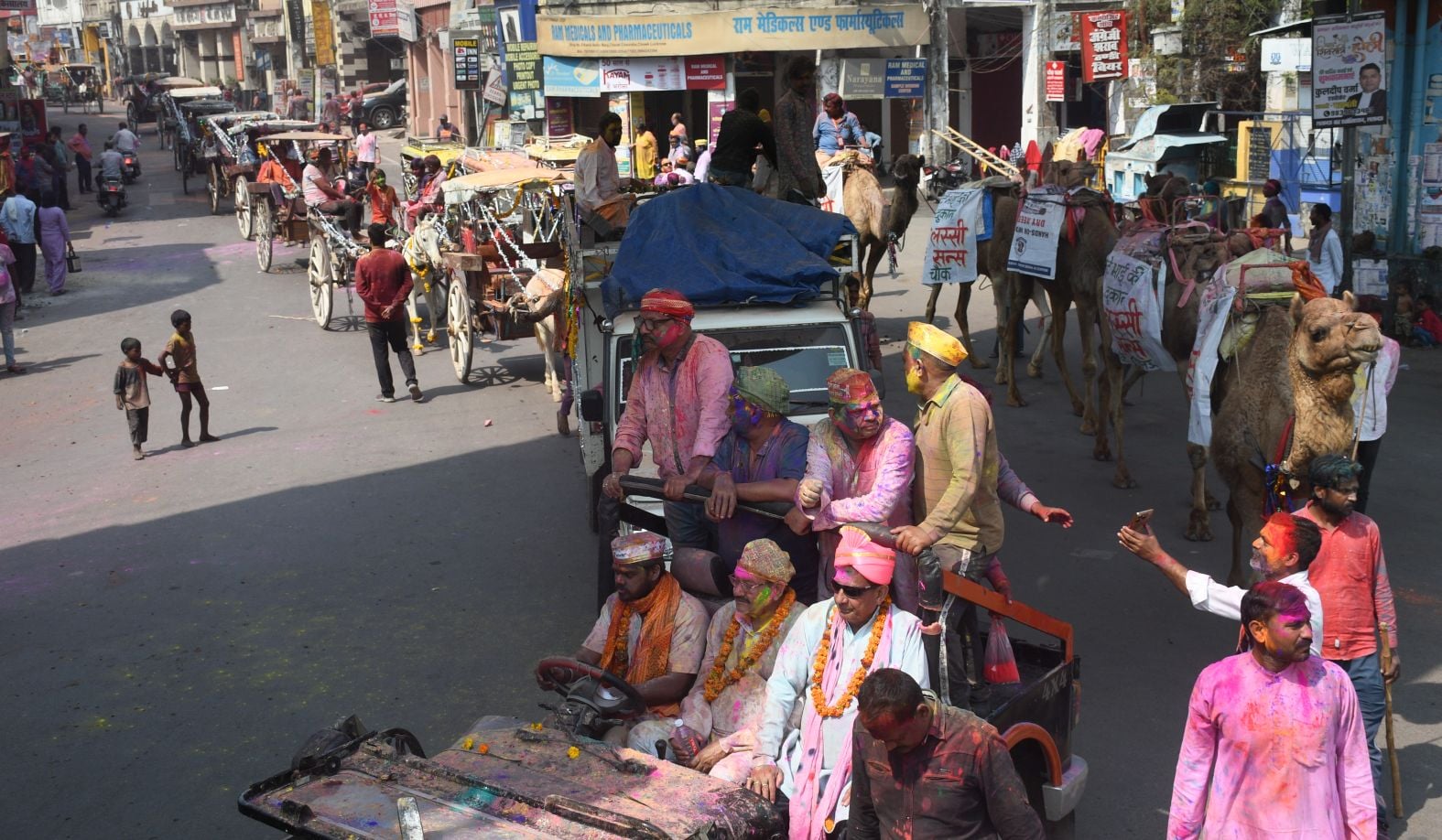 परंपराओं में घुलकर और चटख हुआ सौहार्द का रंग