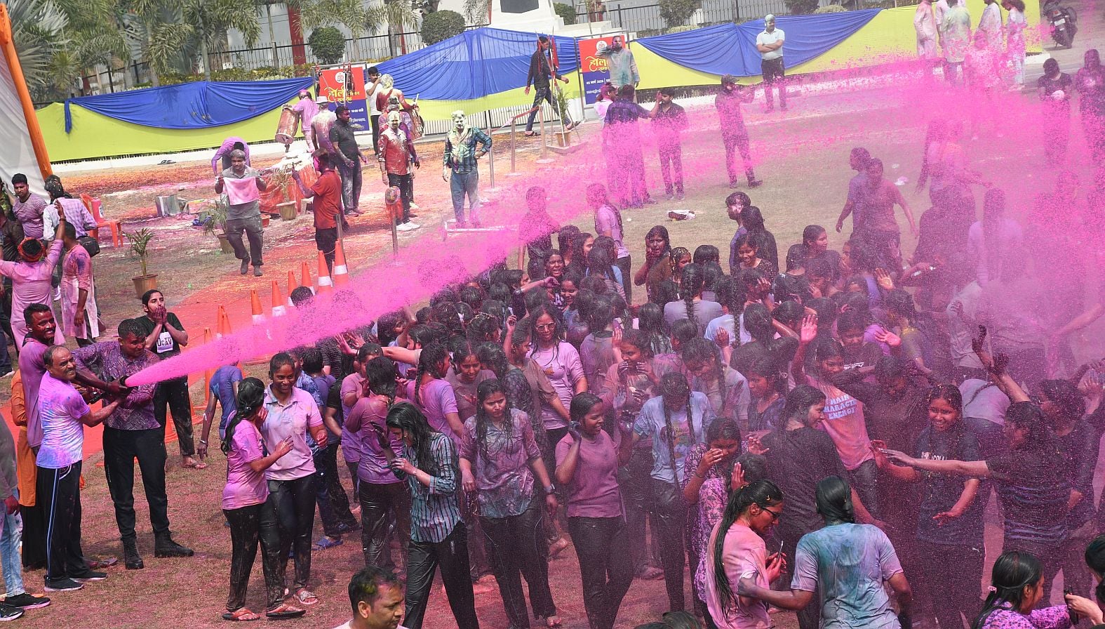 परंपराओं में घुलकर और चटख हुआ सौहार्द का रंग